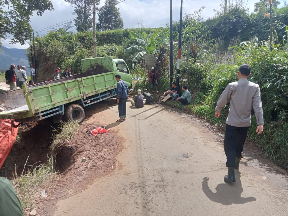 Proses evakuasi truk yang terperosok di jalur Banjarwangi-Singajaya, Kabupaten Garut. (Foto: Ist)