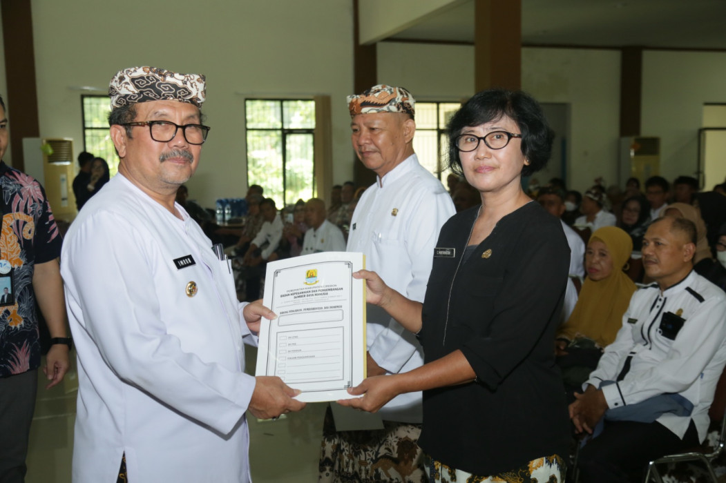 Caption: Bupati Cirebon, Imron, menyerahkan Surat Keputusan (SK) purna bakti, untuk 440 Aparatur SIpil Negara (ASN) di Kabupaten Cirebon, yang memasuki masa pensiun pada tanggal 1 April - 31 Desember 2023, Kamis (1/2). Foto: Ist