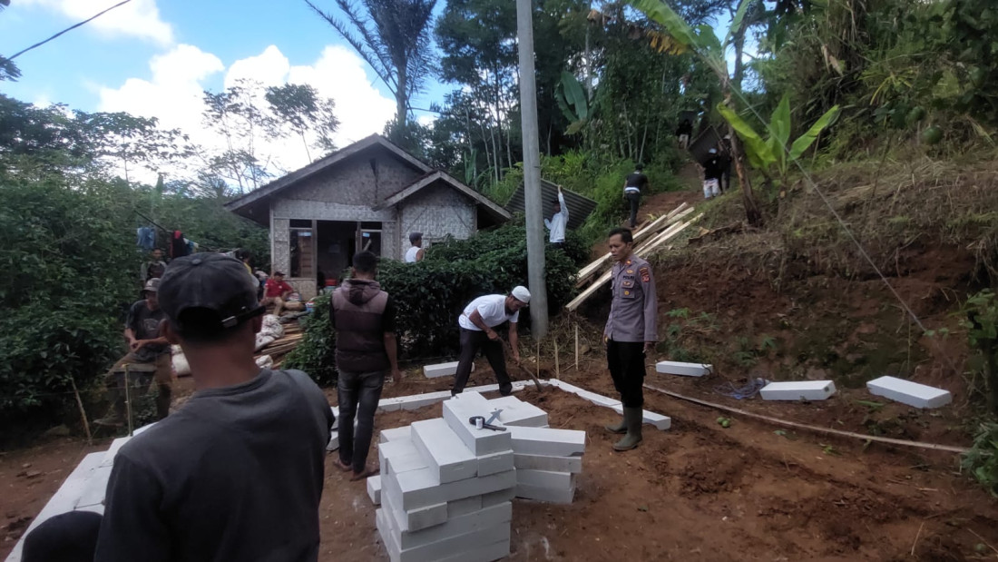 Proses pembangunan rumah milik Emak Mamah (74) di Kampung Cidatar, Desa Bojong, Kecamatan Banjarwangi, Kabupaten Garut. (Foto: Ist)