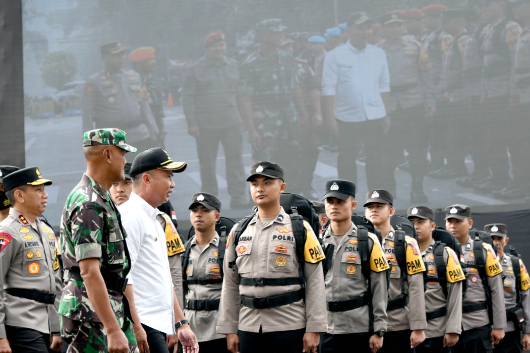 Caption: Apel pergeseran pasukan dan patroli gabungan terpadu dalam rangka pengamanan Pemilu 2024 di wilayah Jabar, di depan Gedung Sate, Kota Bandung, Senin (12/2). Foto: Ist