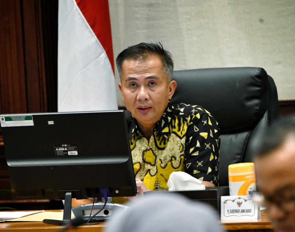 Caption: Pj Gubernur Jabar, Bey Machmudin, saat Rapat Pimpinan di Gedung Sate, Kota Bandung pada Jumat (26/4). Foto: dok.Biro Adpim Jabar