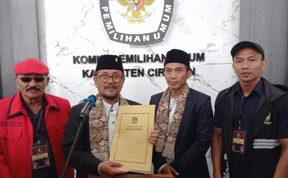 Pasangan calon bupati dan wakil bupati Cirebon, Imron dan Agus Kurniawan Budiman, secara resmi mendaftar ke KPU pada Selasa (27/8). Foto: Tarjoni/Ciremaitoday 