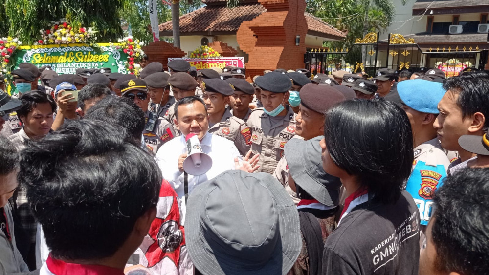 Ketua Sementara DPRD Kabupaten Cirebon, Rudiana, saat menemui para mahasiswa demonstran. Foto: Istimewa