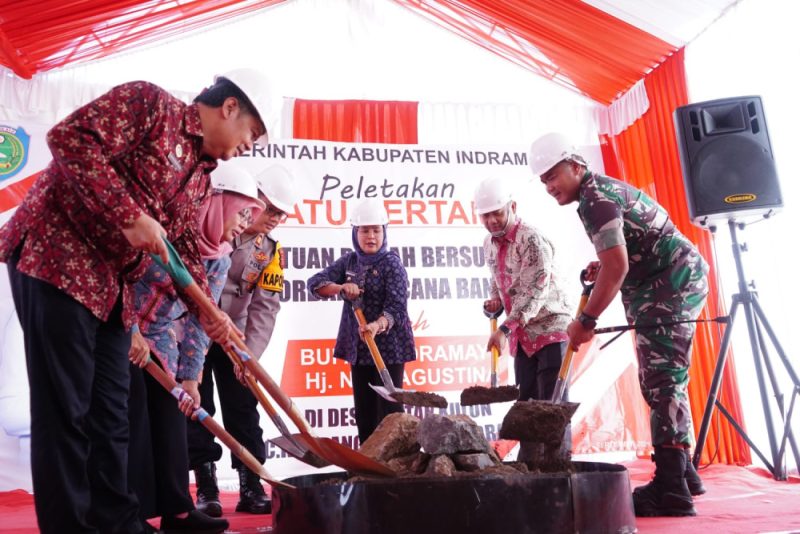 Bupati Indramayu, Nina Agustina, saat acara simbolis pembangunan rumah subsidi bagi korban banjir rob. Foto: dok.diskominfo