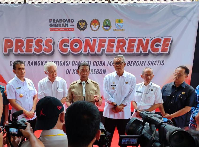 Ketua Dewan Pertimbangan Presiden (Wantimpres), Wiranto, saat memberikan keterangan pers, usai meninjau pelaksanaan uji coba Program Makan Bergizi Gratis (MBG) di SMPN 1 Kota Cirebon. Foto: Tarjoni/Ciremaitoday