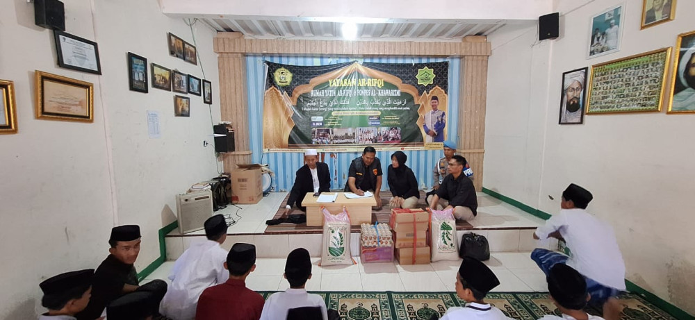 Kegiatan bakti sosial Bid Propam Polda Jabar, di Panti Asuhan Rumah Yatim dan Duafa Ar Rifqi, di Komplek Bumi Panyileukan, Bandung, pada Kamis (3/10). Foto: dok.Humas Polda Jabar