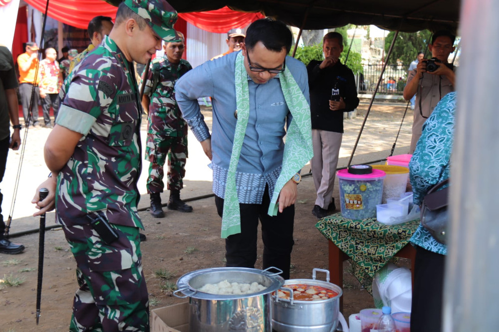 Pj Bupati Cirebon, Wahyu Mijaya, saat menghadiri kegiatan program Bakti Siliwangi Manunggal Satata Sariksa (BSMSS), Kodim 0620/Kabupaten Cirebon, yang digelar di Desa Jati Pancur, Kecamatan Greged. Foto: Istimewa