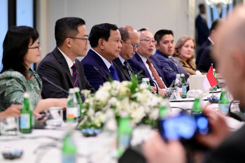 Presiden RI, Prabowo Subianto, saat mengadakan pertemuan dengan anggota korporasi The United States-Indonesia Society (USINDO) di Ruang Dumbarton, Hotel Four Seasons, Washington DC, Senin (11/1). Foto: dok.setneg